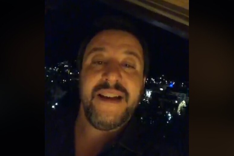 Matteo Salvini durante la diretta Facebook dell 'ultimo dell 'anno - RIPRODUZIONE RISERVATA