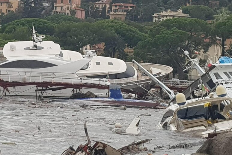 Il porto Carlo Riva devastato dalla mareggiata - RIPRODUZIONE RISERVATA