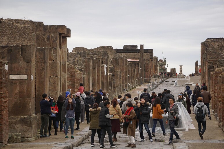 Turisti agli scavi di Pompei - RIPRODUZIONE RISERVATA