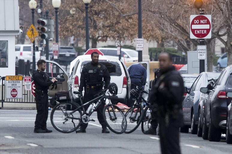 Il veicolo che la settimana scorsa è andato contro la barriera di sicurezza della Casa Bianca © ANSA/EPA