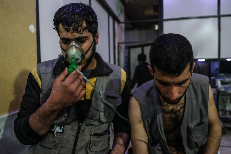 Un uomo indossa una maschera dopo uso gas in attacco a Ghouta © ANSA/EPA