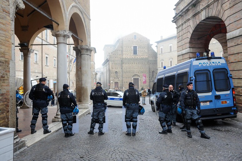 Polizia in strada a Macerata - RIPRODUZIONE RISERVATA