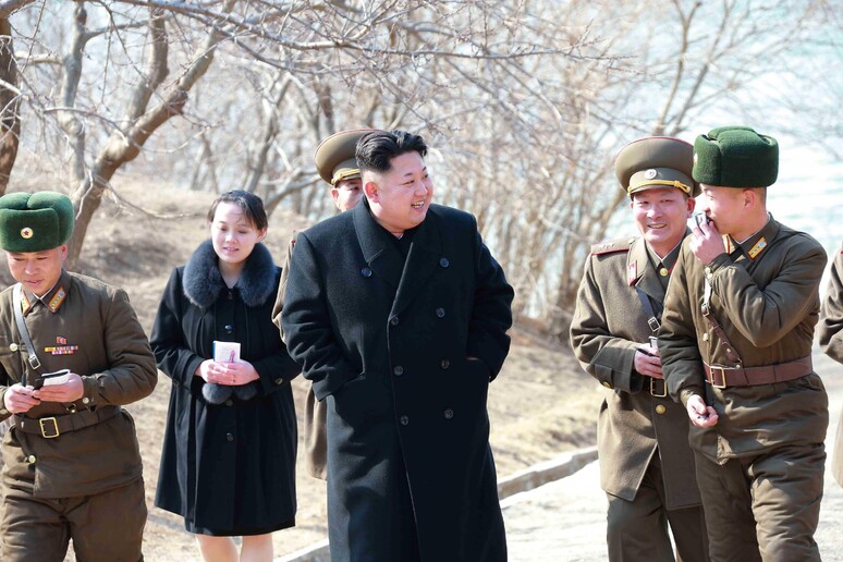 Kim Yo-jong (la seconda da sin), la sorella minore del leader nordcoreano Kim Jong-un (al centro) © ANSA/EPA