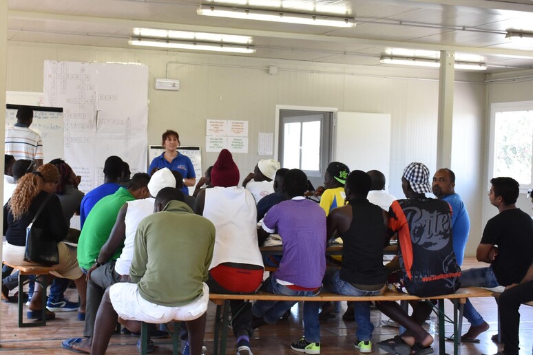 Migranti impegnati in una lezione presso il Centro di Accoglienza per Richiedenti Asilo di Mineo (Catania). - RIPRODUZIONE RISERVATA