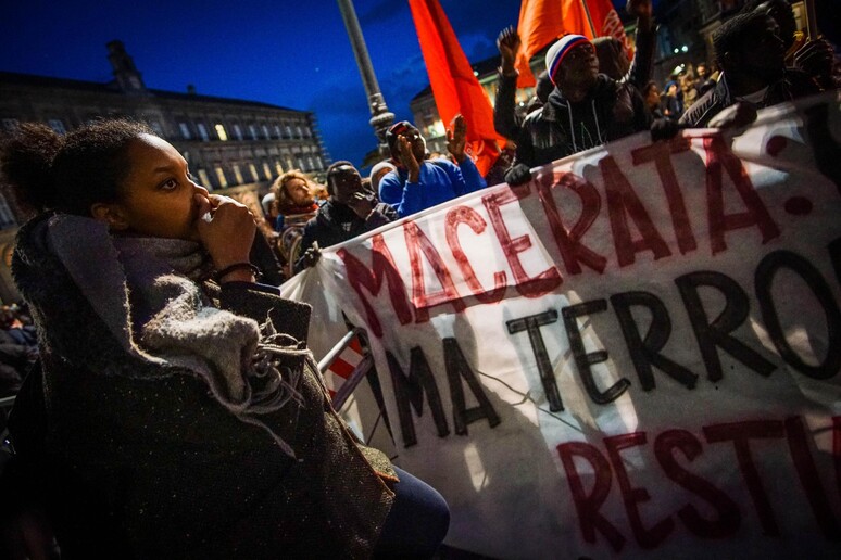 Un momento di una manifestazione davanti alla Prefettura di Napoli per dire no al razzismo - RIPRODUZIONE RISERVATA