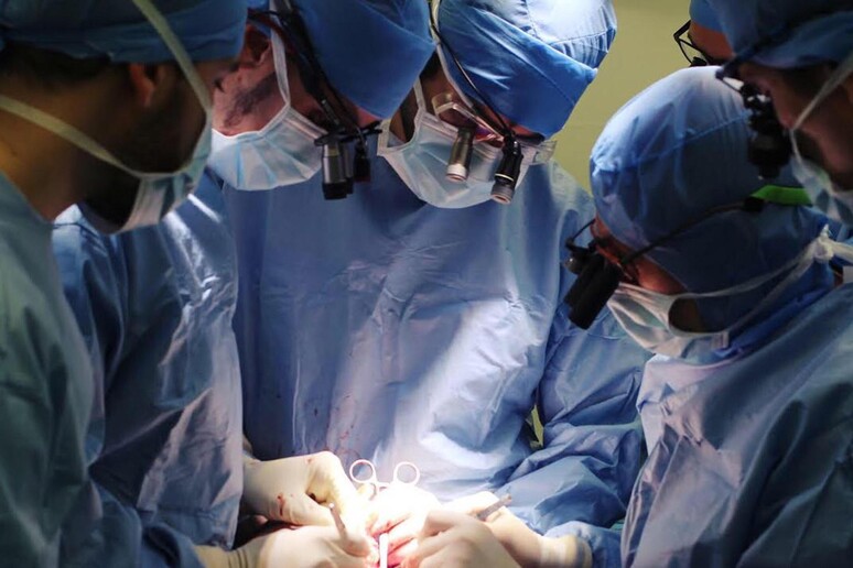 Medici in sala operatoria - RIPRODUZIONE RISERVATA