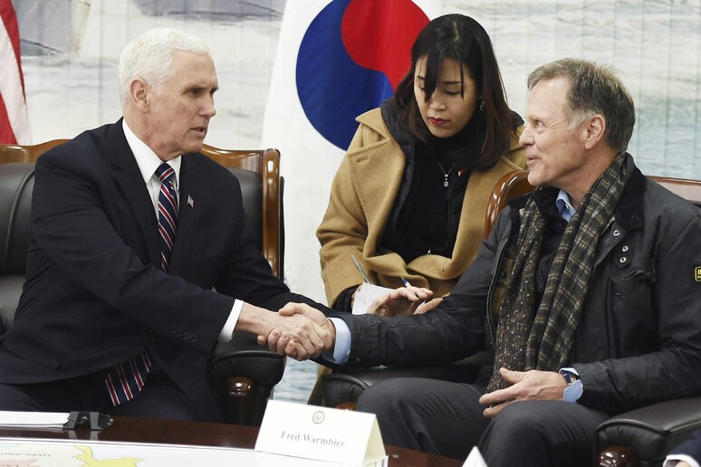 Il vicepresidente americano Mike Pence, a sinistra, stringe la mano a Fred Warmbier, padre di Otto Warmbier, un cittadino americano che è morto l 'anno scorso, pochi giorni dopo la sua liberazione dalla prigionia in Corea del Nord © ANSA/AP