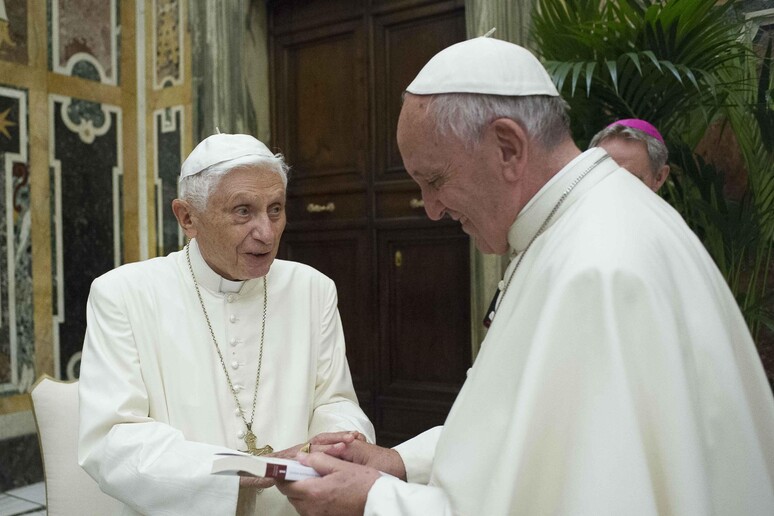 Papa Francesco e il papa emerito Joseph Ratzinger - RIPRODUZIONE RISERVATA