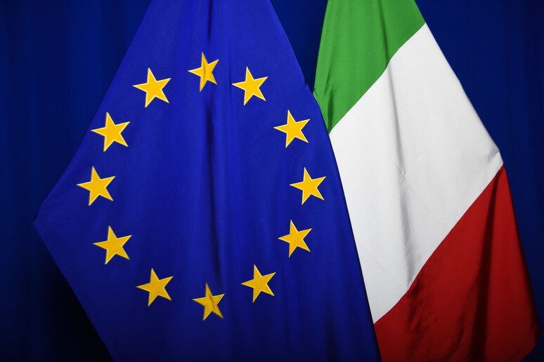La bandiera Ue e quella italiana - RIPRODUZIONE RISERVATA