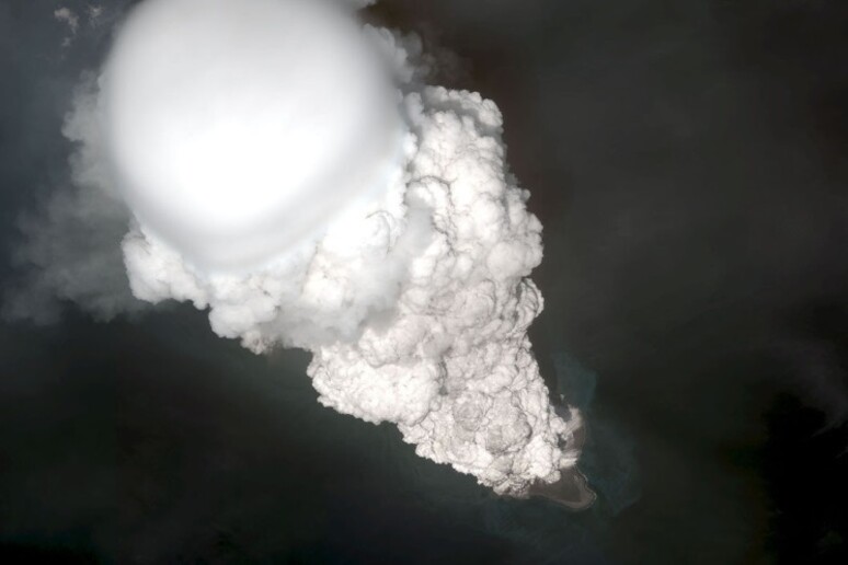 Immagine satellitare dell’eruzione del vulcano Bogoslof , in Alaska, pochi minuti dopo il suo inizio, nel maggio 2017 (fonte Dave Schneider / Alaska Volcano Observatory &amp; U.S. Geological Survey) - RIPRODUZIONE RISERVATA