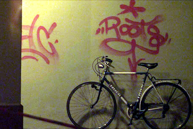 La bicicletta del professor Marco Biagi in una immagine del 20 marzo 2002 - RIPRODUZIONE RISERVATA