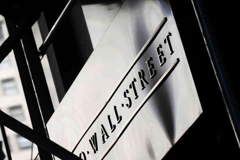L 'insegna di Wall Street fuori la Borsa © ANSA/AP
