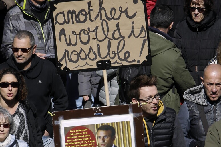 Un momento di una protesta contro Macron © ANSA/AP
