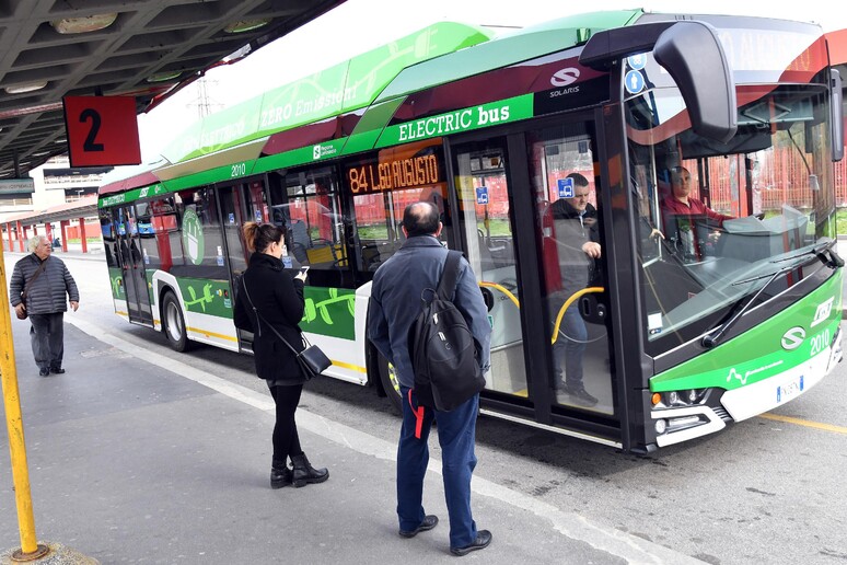 A Milano il primo bus elettrico, entro 2030 flotta di 1.200 - RIPRODUZIONE RISERVATA