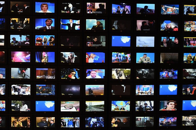 Schermi tv in una immagine d 'archivio - RIPRODUZIONE RISERVATA