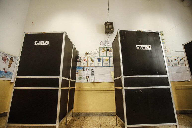 Urne elettorali in una foto d 'archivio - RIPRODUZIONE RISERVATA