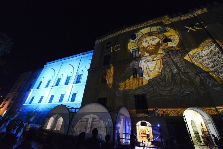 Un 'immagine notturna del Palazzo Reale di Palermo - RIPRODUZIONE RISERVATA