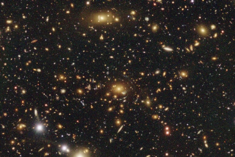 Un 'immagine di un alone di materia oscura catturata con  la tecnica del  'weak gravitational lensing ' - RIPRODUZIONE RISERVATA