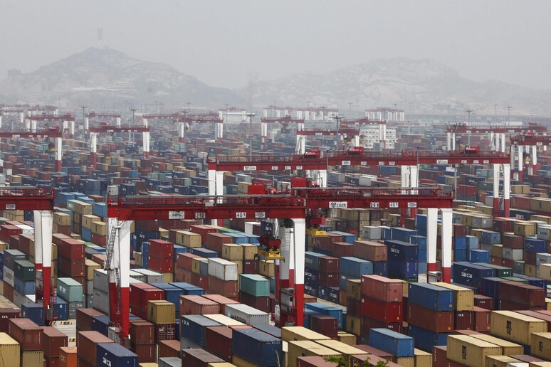 Container depositati nel porto di Shanghai, Cina - RIPRODUZIONE RISERVATA