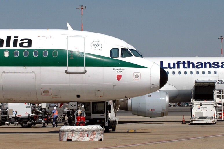 Aeromobili della  Lufthansa e dell 'Alitalia sulla pista dell 'aeroporto di Fiumicino - RIPRODUZIONE RISERVATA