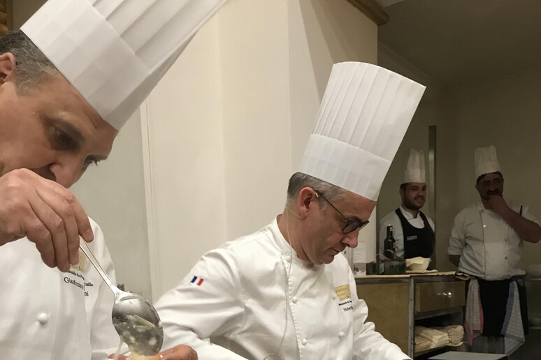 Lo chef dell 'Ambasciata di Francia in Italia Hubert Malidor insieme allo chef Foglieni - RIPRODUZIONE RISERVATA