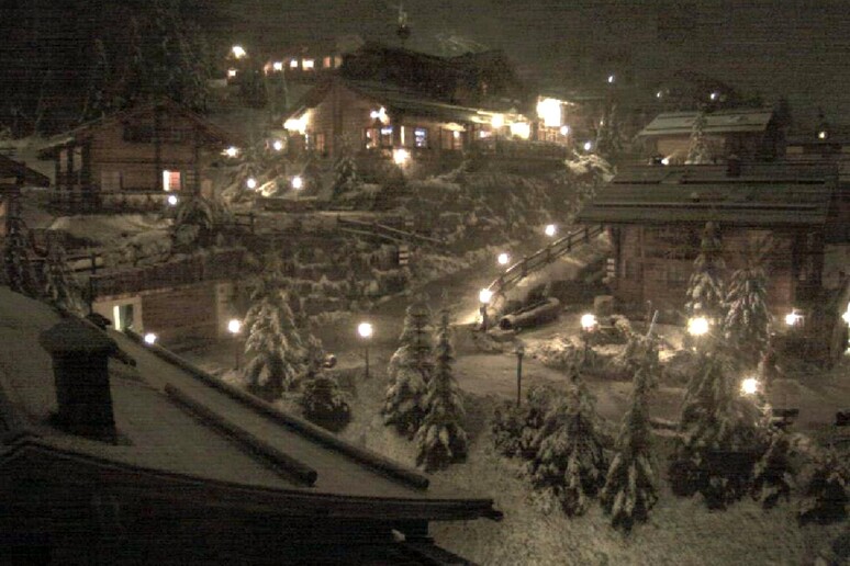 Nell 'immagine tratta da una webcam su internet, neve a Livigno - RIPRODUZIONE RISERVATA