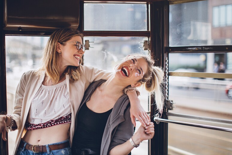 Due giovani donne in tram a Milano. Foto Pekic iStock. - RIPRODUZIONE RISERVATA