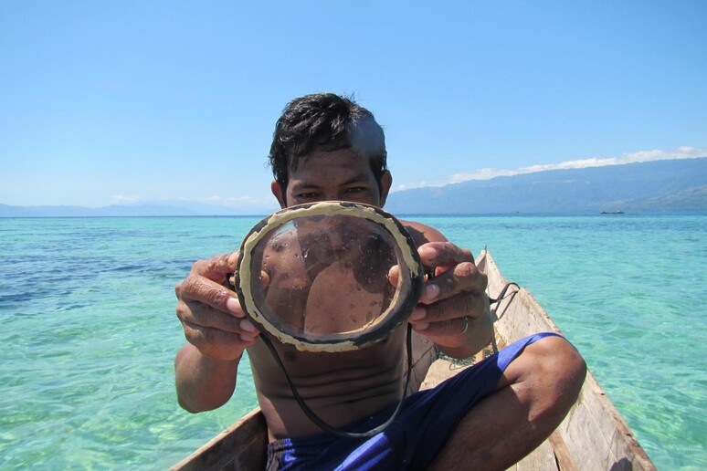 Un individuo Bajau mostra la tradizionale maschera in legno per le immersioni (fonte: Melissa Ilardo) - RIPRODUZIONE RISERVATA