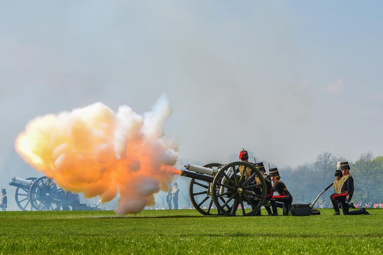 Salve di cannone per il compleanno della Regina Elisabetta II © ANSA/EPA