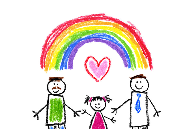 In un disegno una bambina con la sua famiglia, genitori omosessuali. foto subjug iStock. - RIPRODUZIONE RISERVATA
