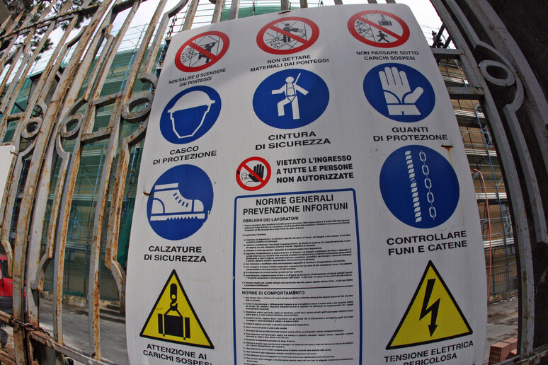 Un cartello all 'ingresso di un cantiere - RIPRODUZIONE RISERVATA