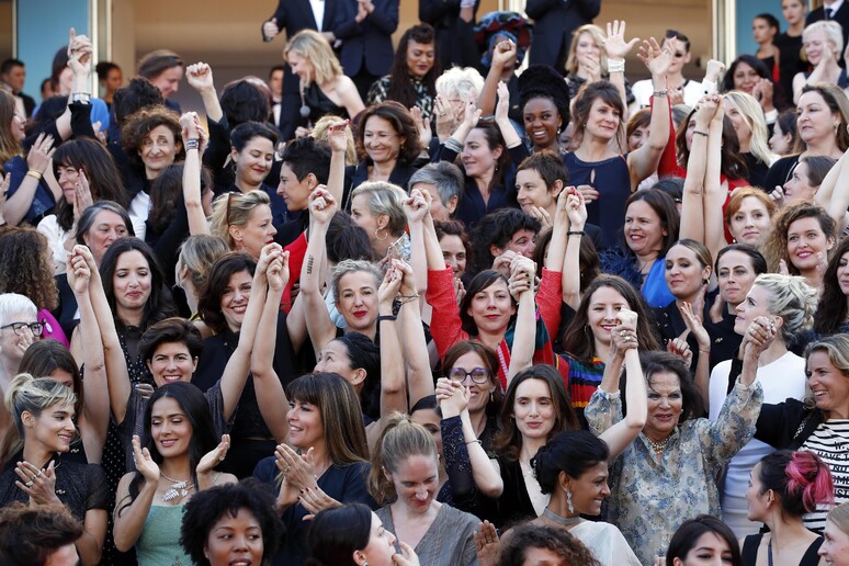 Attrici e donne posano sul red carpet di Cannes contro le molestie © ANSA/EPA