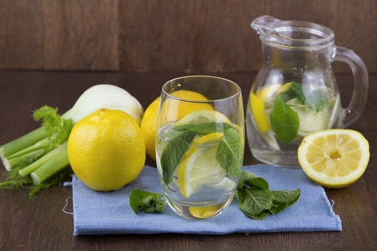 Acqua e limone detox - RIPRODUZIONE RISERVATA