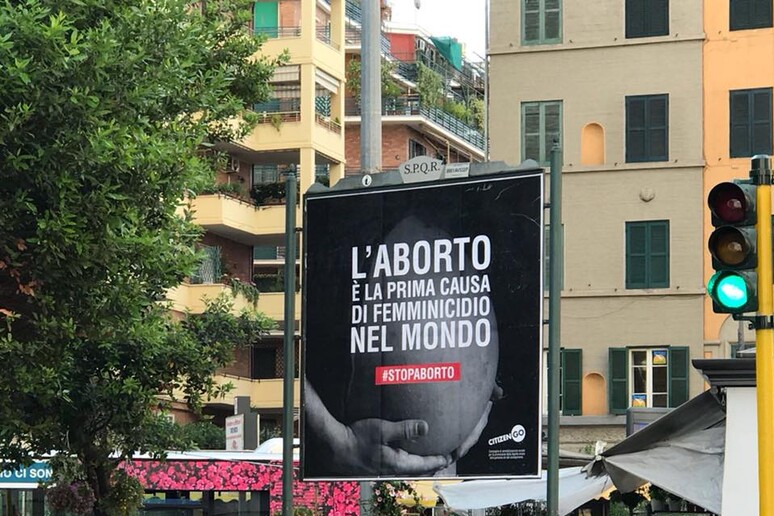 La foto del manifesto a Roma sulla campagna #stopaborto, dal profilo Facebook di CitizenGo - RIPRODUZIONE RISERVATA