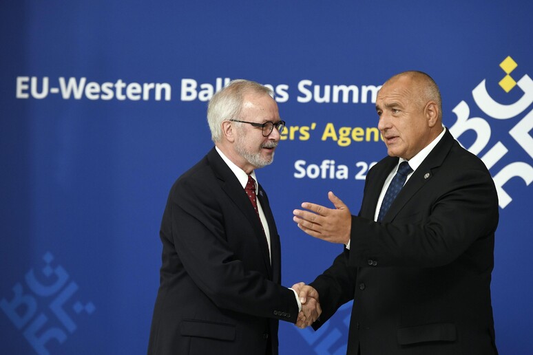 Il premier bulgaro Boyko Borissov (d) accoglie il presidente della Bei Werner Hoyer al vertice Ue-Balcani occidentali a Sofia, il 17 maggio scorso. © ANSA/EPA