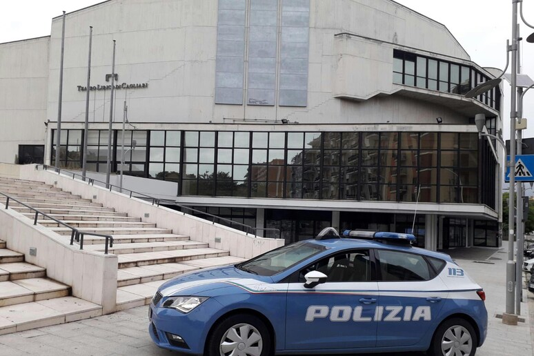 Polizia al Teatro Lirico di Cagliari - RIPRODUZIONE RISERVATA