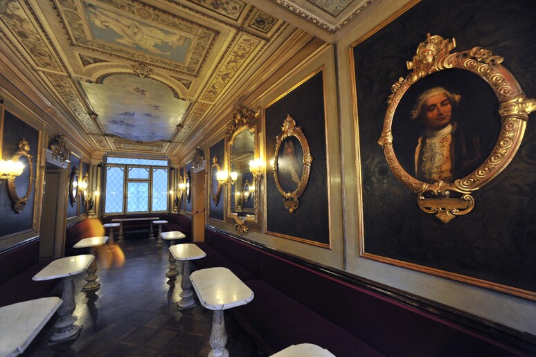 Una panoramica  della Sala degli Uomini Illustri dello storico Caffè Florian, in piazza San Marco - RIPRODUZIONE RISERVATA