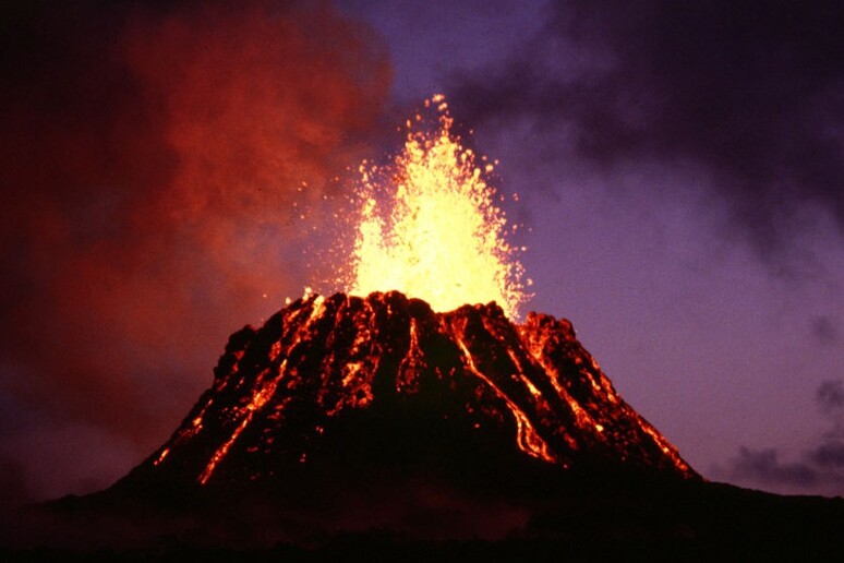 L 'eruzione del vulcano Kilauea, nelle Hawaii (fonte :G.E. Ulrich, USGS) - RIPRODUZIONE RISERVATA