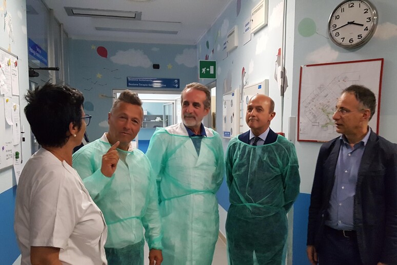 Paolo Belli durante la visita all 'ospedale Gaslini di Genova che ricevera ' i fondi della partita del cuore - RIPRODUZIONE RISERVATA
