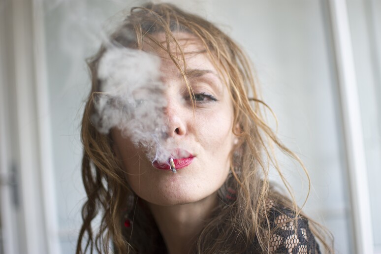 Giovane che fuma - RIPRODUZIONE RISERVATA