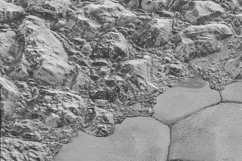 La formazione delle dune di metano ai piedi delle montagne di Plutone (fonte: NASA/Johns Hopkins University Applied Physics Laboratory/Southwest Research Institute) - RIPRODUZIONE RISERVATA