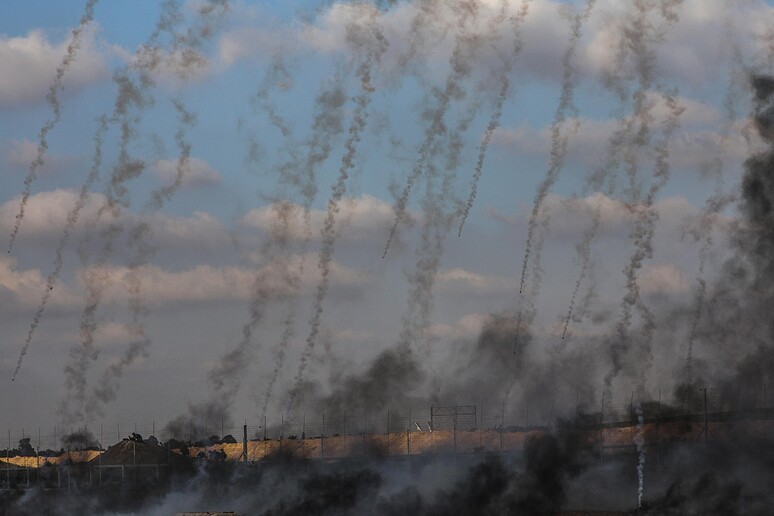 Lancio di razzi su Gaza © ANSA/EPA