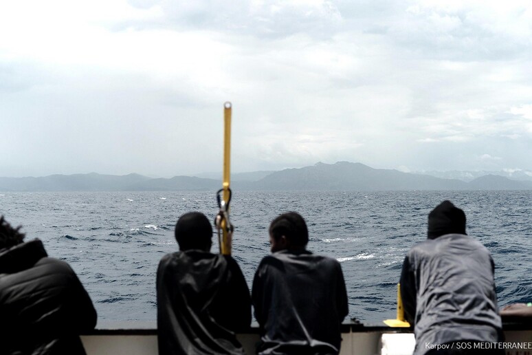Migranti sulla nave Aquarius (foto da twitter di Msf) - RIPRODUZIONE RISERVATA