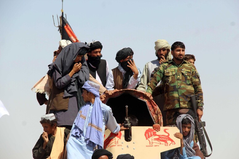 Un gruppo di guerriglieri talebani © ANSA/EPA
