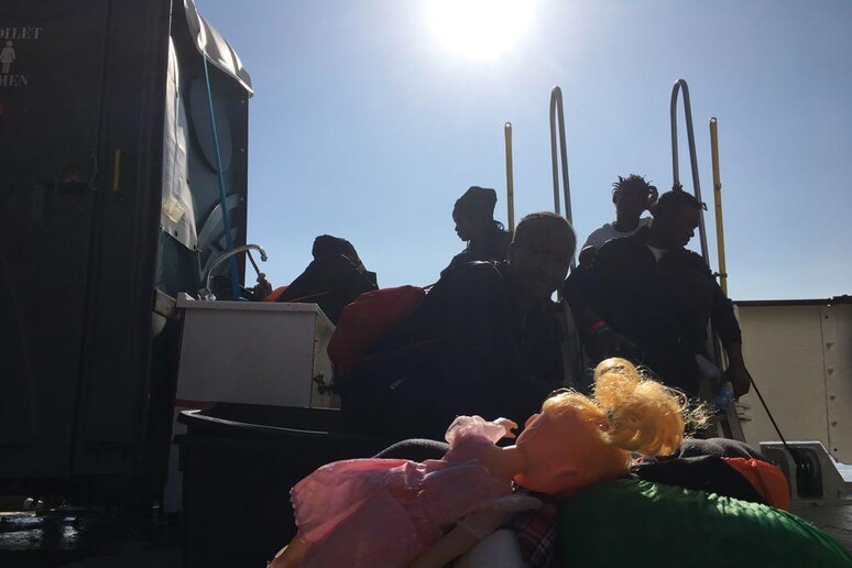 Migranti su una nave - RIPRODUZIONE RISERVATA