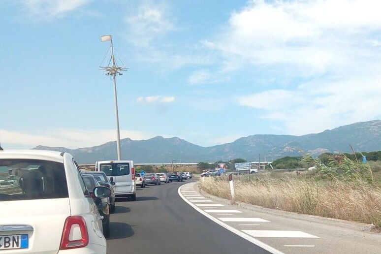 Strade: traffico sulla Statale 195 Cagliari-Pula - RIPRODUZIONE RISERVATA