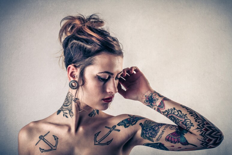 Donna tatuata - RIPRODUZIONE RISERVATA