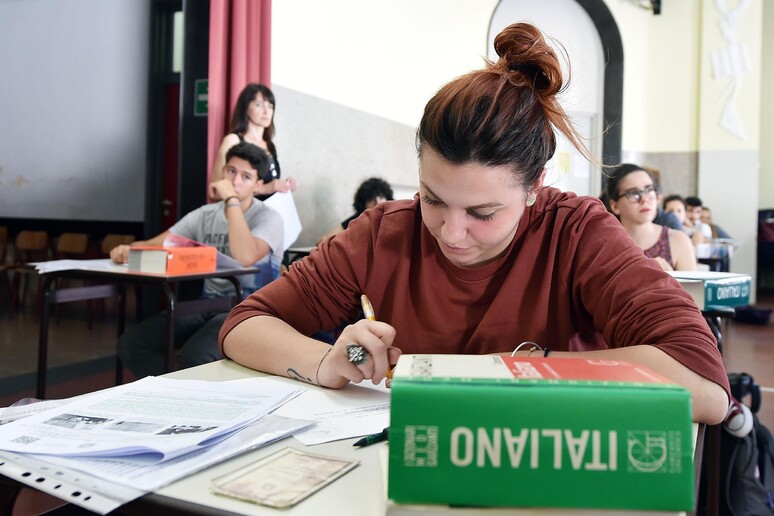 Studenti affrontano la prova di Italiano al liceo Cavour, Torino - RIPRODUZIONE RISERVATA
