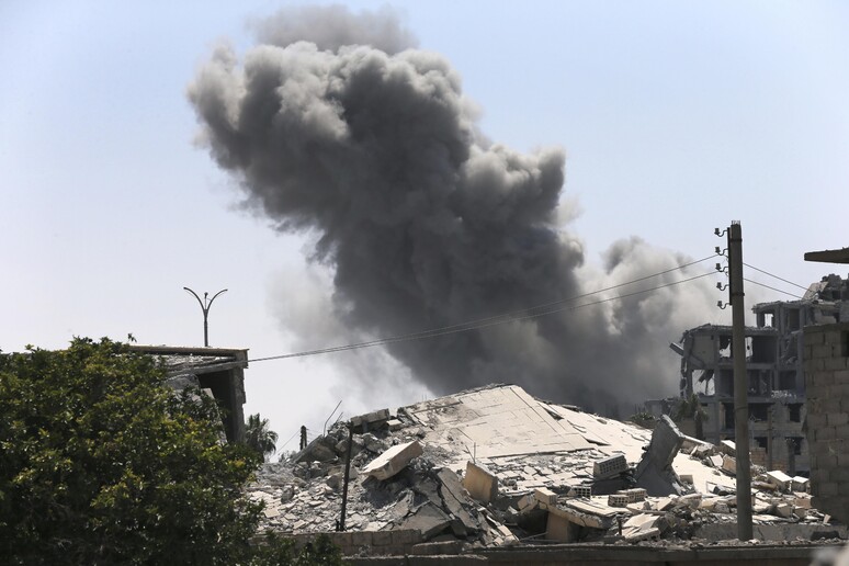 Bombardamenti in Siria © ANSA/AP