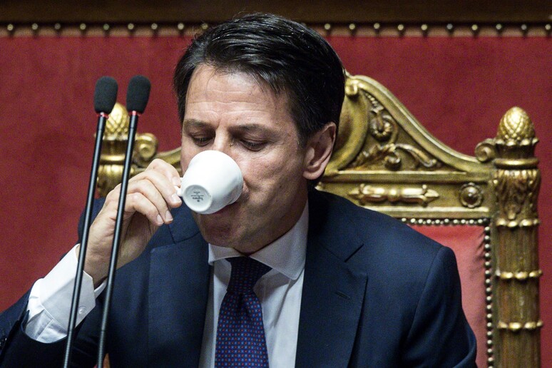 Il presidente del Consiglio Giuseppe Conte beve un caffe ' nell 'Aula del Senato durante le sue  dichiarazioni programmatiche, Roma, 05 giugno 2018 - RIPRODUZIONE RISERVATA